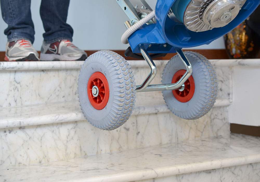 Timba sanding machine with transport wheels